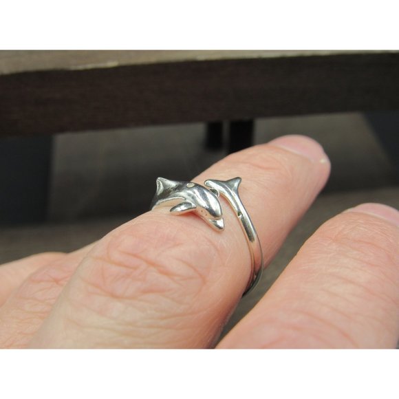 Size 6.25 Sterling Silver Dolphin Animal Band Ring - Picture 2 of 7